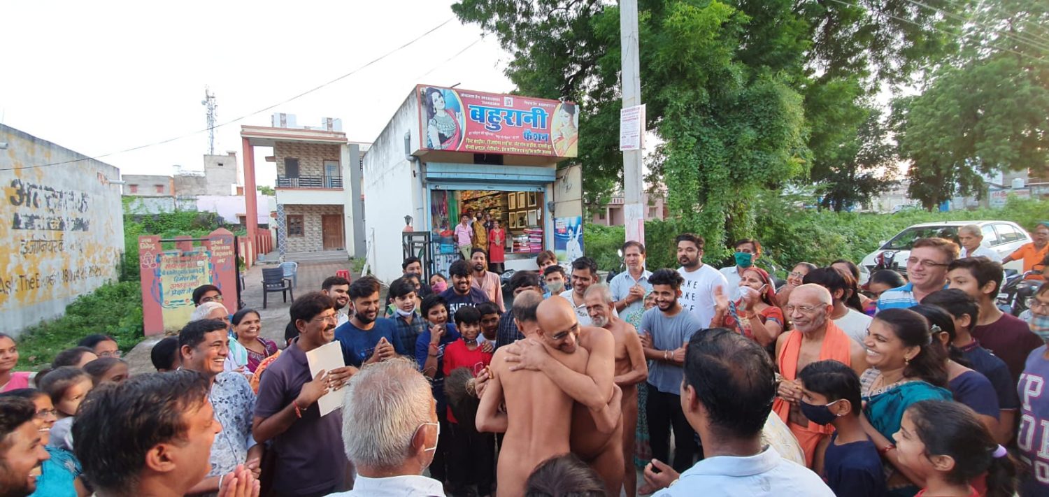 शिष्य ने चरण वंदना की तो गुरु ने शिष्य को गले लगा लिया, श्रावकाें के खिल उठे चेहरे