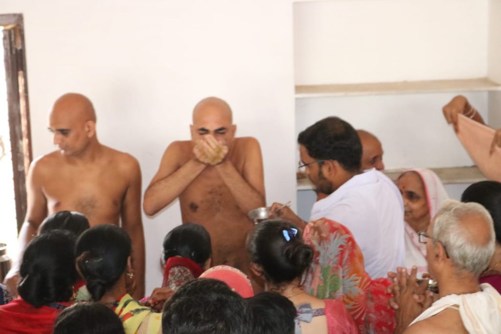 शिष्य की साधना देख गुरु स्वयं माैजूद रहे आहार चर्या में, 54 दिन बाद मुनि ने किया आहार में अन्न का ग्रहण